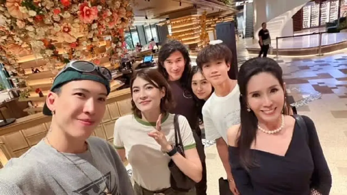 สวยสะกดกาลเวลา! อาภัสรา หงสกุล โผล่เฟรมครอบครัว ออร่าพุ่งขโมยซีน