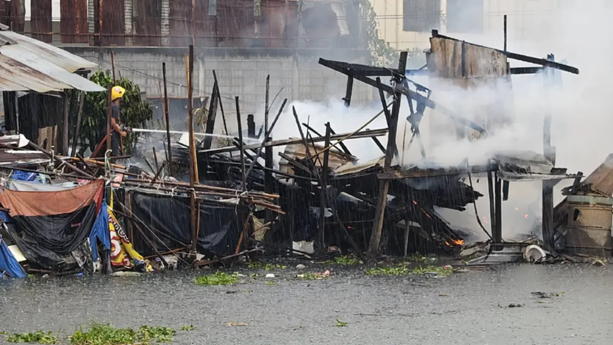 ระทึก! ฟ้าผ่ากลางพายุ ปทุมธานี บ้านไม้ริมคลองไฟไหม้วอดทั้งหลัง