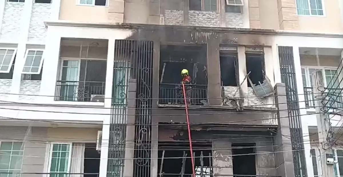 ไฟไหม้กลางดึกย่านอุดมสุข ดับ 2 ราย ใจหายหลังรู้ตัวผู้เสียชีวิต