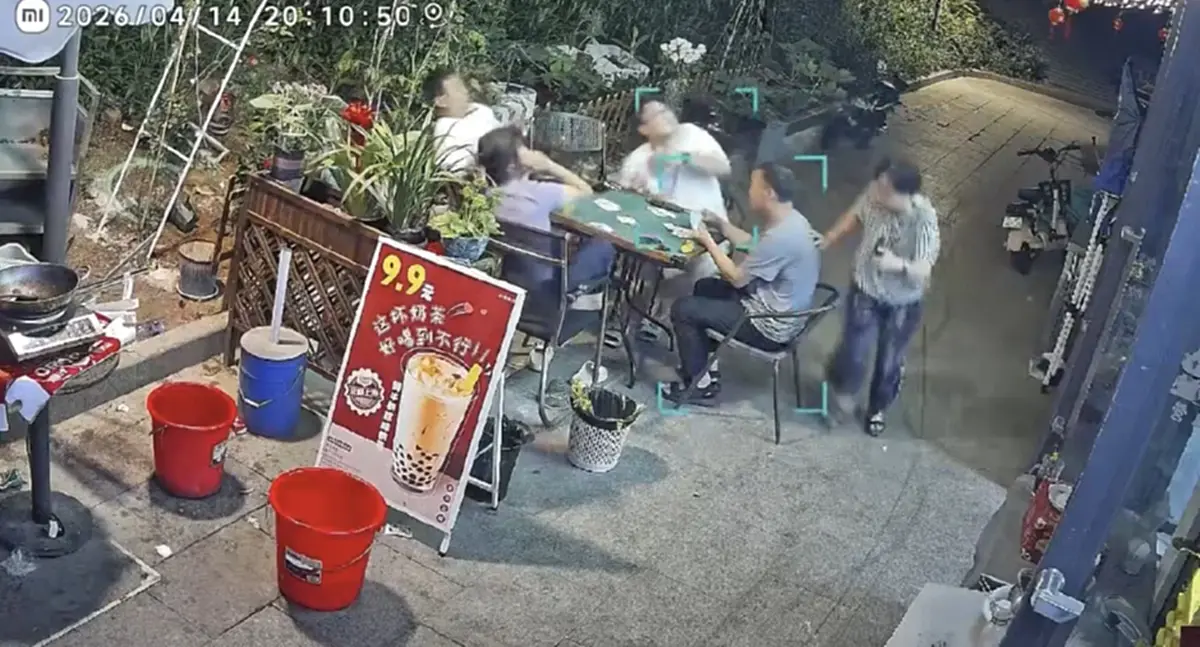 ระทึกเสี้ยววินาที! แอร์ร่วงจากชั้น 20 หญิงเฉียดตาย รอดปาฏิหาริย์