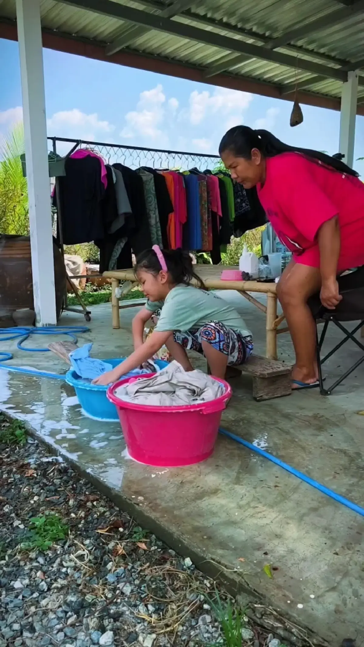 ลูกสาว แดนนี่ ศรีภิญโญ นั่งซักชุดนักเรียนเอง แม่สอนดีจนคนแห่ชม