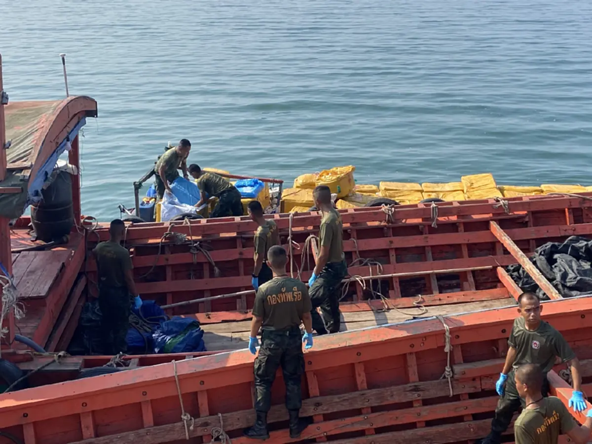 ศรชล.ตราด จับเรือกัมพูชาลอบขนเนื้อปูแช่แข็ง 60 กล่องเข้าไทย