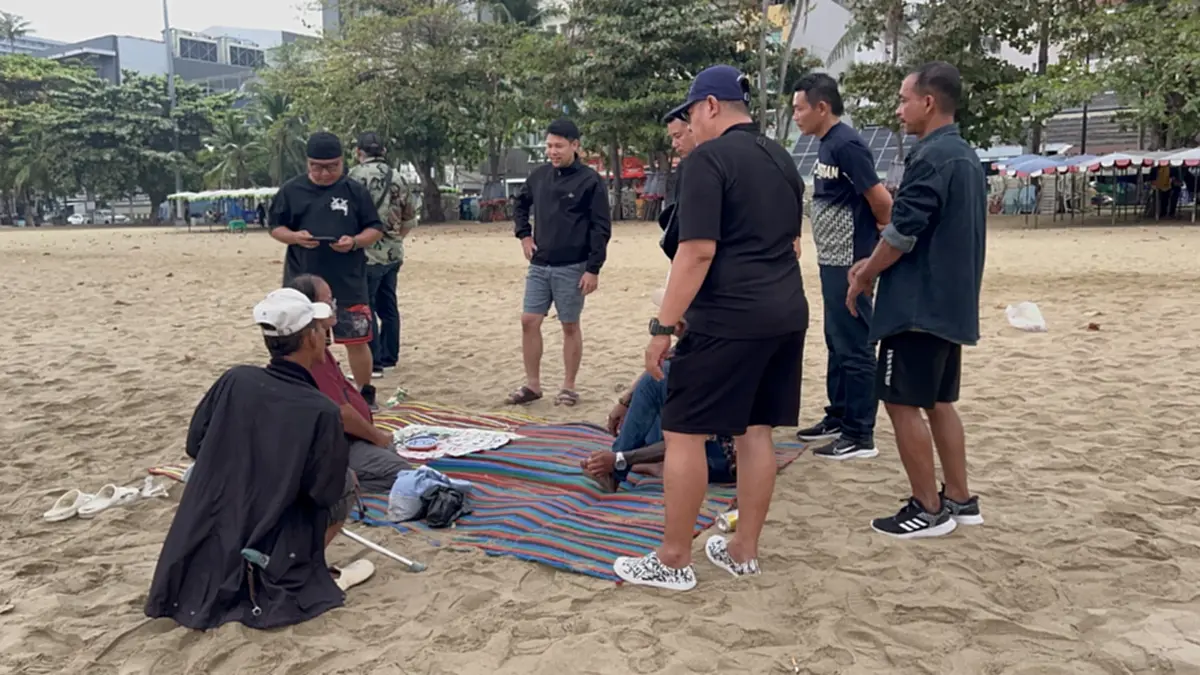 บุกจับไฮโลริมหาดพัทยา! ปกครอง–ตำรวจปลอมตัว รวบนักพนันสุดชิล