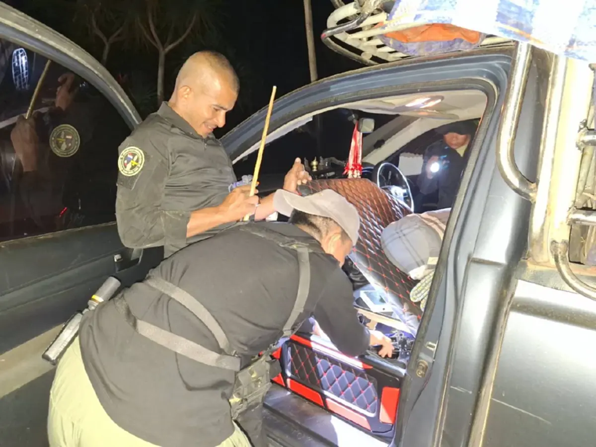 พยายามยัดเงินหวังรอด! รวบหนุ่มรับจ้างขนไม้ประดู่เถื่อนกลางดึก