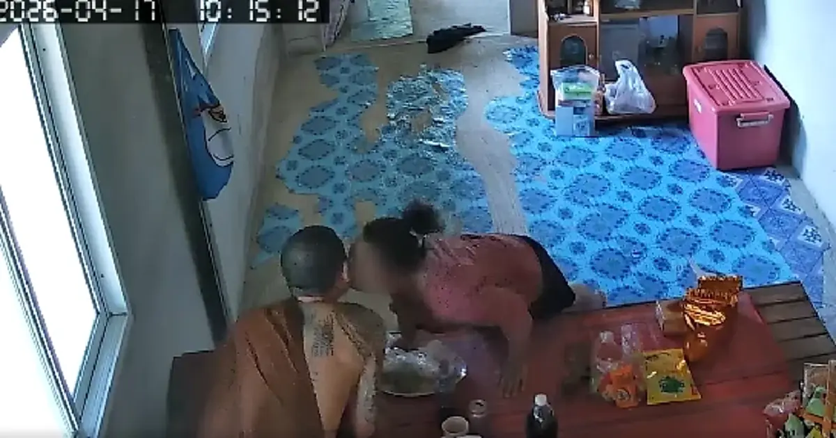 ยิ่งตกใจรู้อาชีพ "สีกาหอมแก้มพระ" ที่แท้การงานดีไม่ธรรมดา