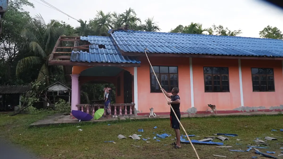 ลมหัวด้วนถล่มป่าบอน! บ้านพังร้อยหลัง พัทลุงเร่งกู้ซากช่วยด่วน