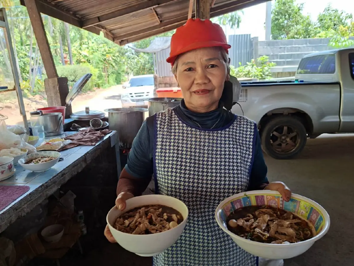 "ก๋วยเตี๋ยวยายมร" ขายชามละ 30 บาท สวนเศรษฐกิจ ยืนหยัด 42 ปี
