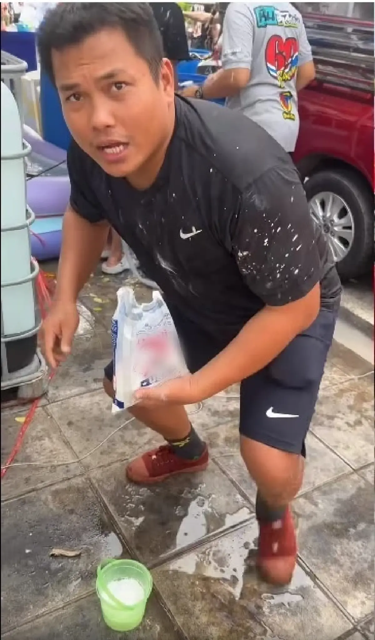 เบิร์ด วันว่างๆ แจงดราม่า ใช้กาวยาแนวเล่นสงกรานต์ ลั่นมันคือแป้ง