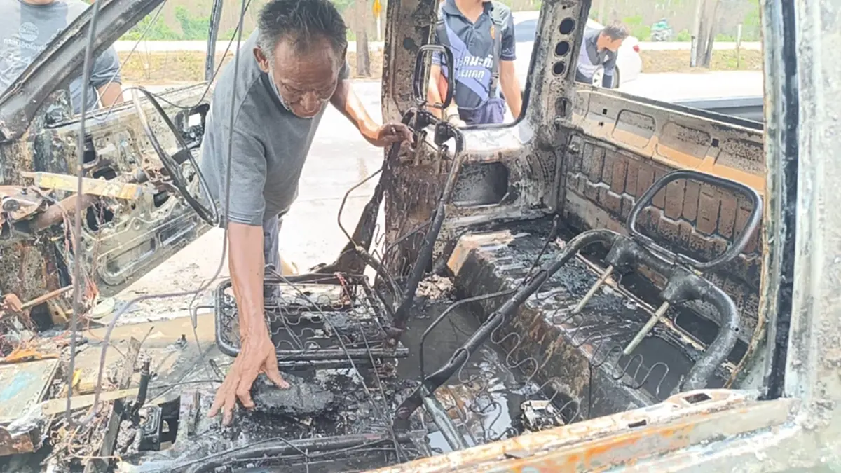 หวิดสลด! โชเฟอร์วัย 66 ขับกระบะไฟลุกวอด คาดไฟช็อตใต้พวงมาลัย