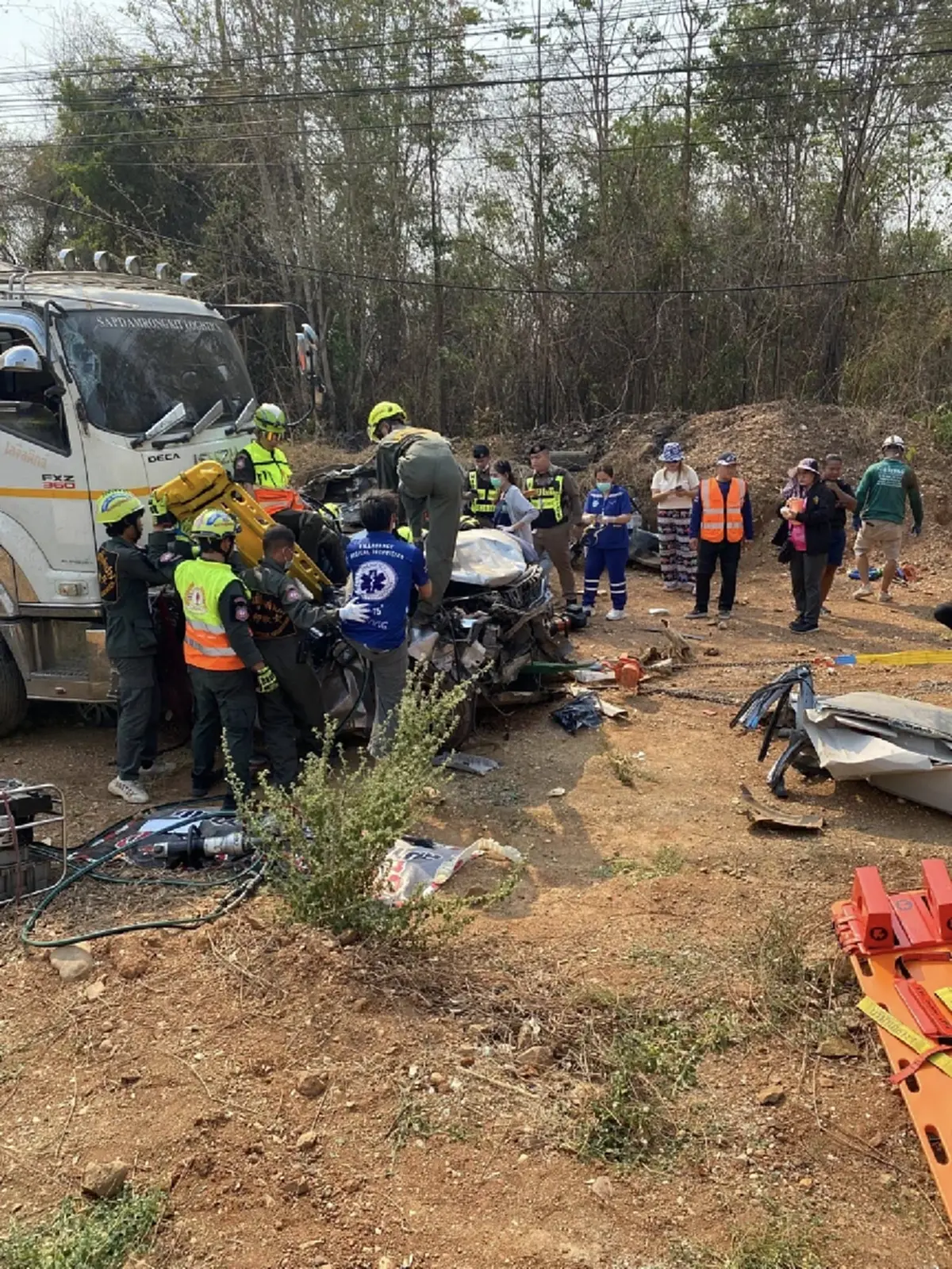 พ่วง 18 ล้อเบรกไม่ทันชนสนั่น 7 คันรวด  เด็กหญิง 3 ขวบรอดปาฏิหาริย์
