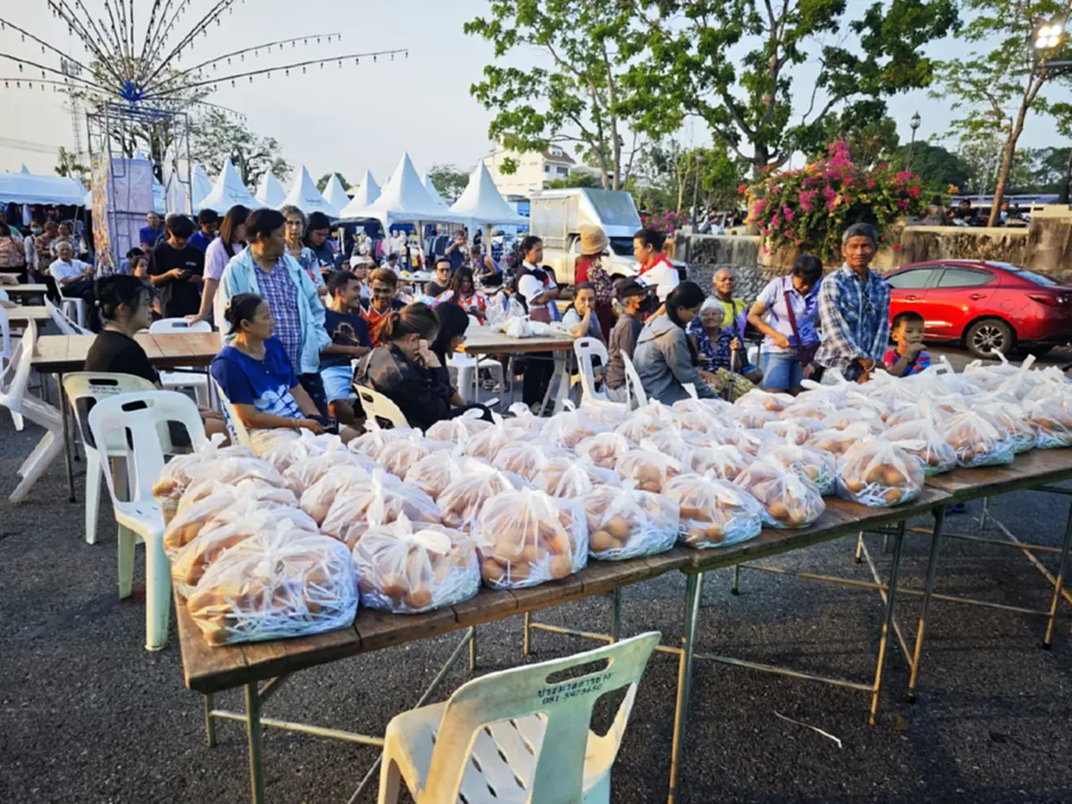 แห่ต่อคิว! ตลาดทับเที่ยงช่วยลดรายจ่าย ขายไข่ไก่แผงละ 50 บาท 