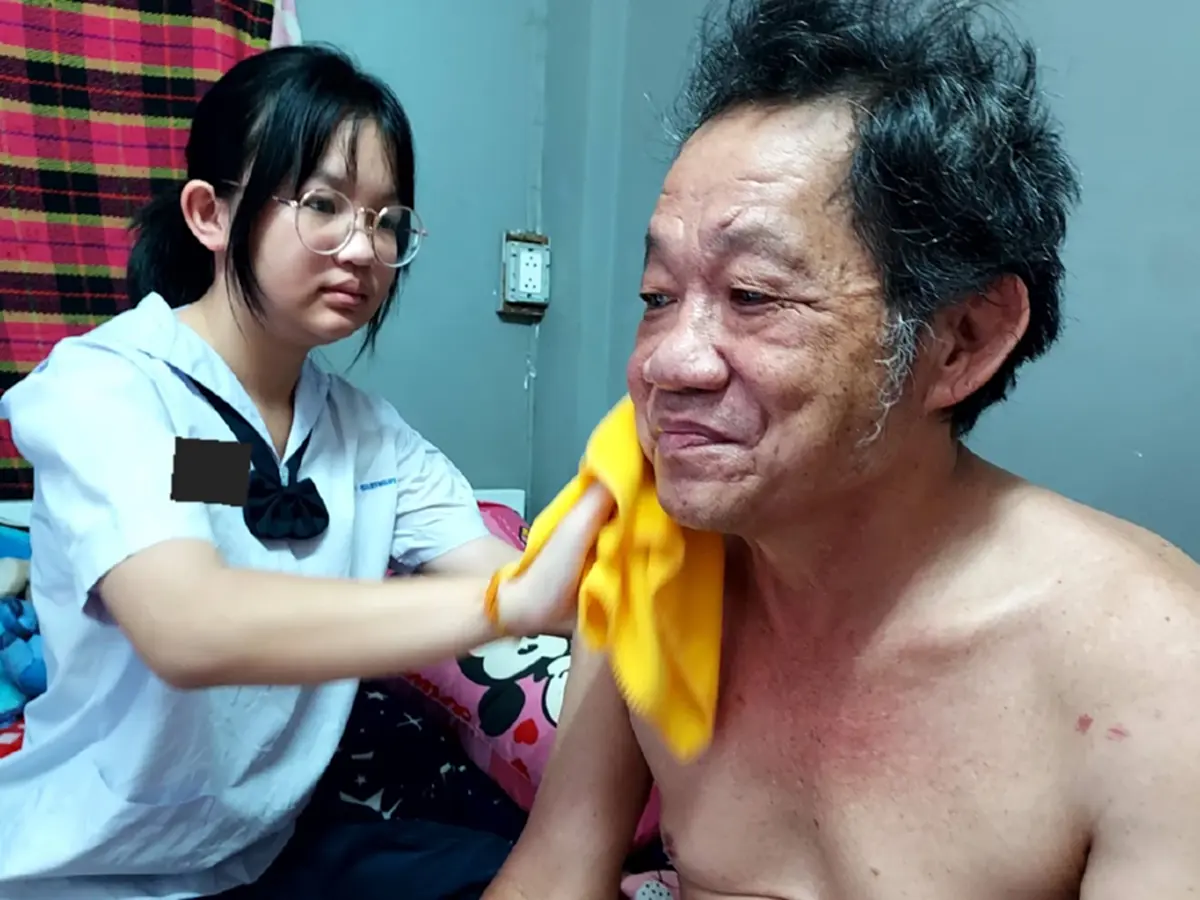 น้องเบญ วัย 15 ไม่อายเก็บขยะหาเลี้ยงครอบครัว ดูแลพ่อป่วยติดเตียง