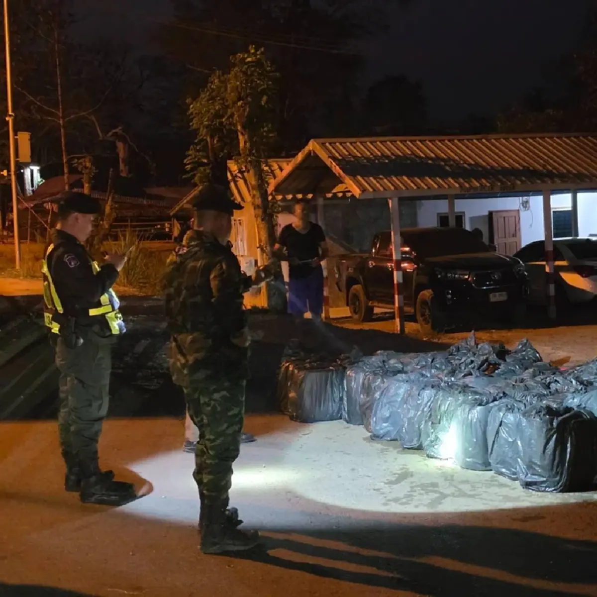 กกล.สุรสีห์ จับกุมขบวนการลักลอบขนส่งน้ำมันเชื้อเพลิง