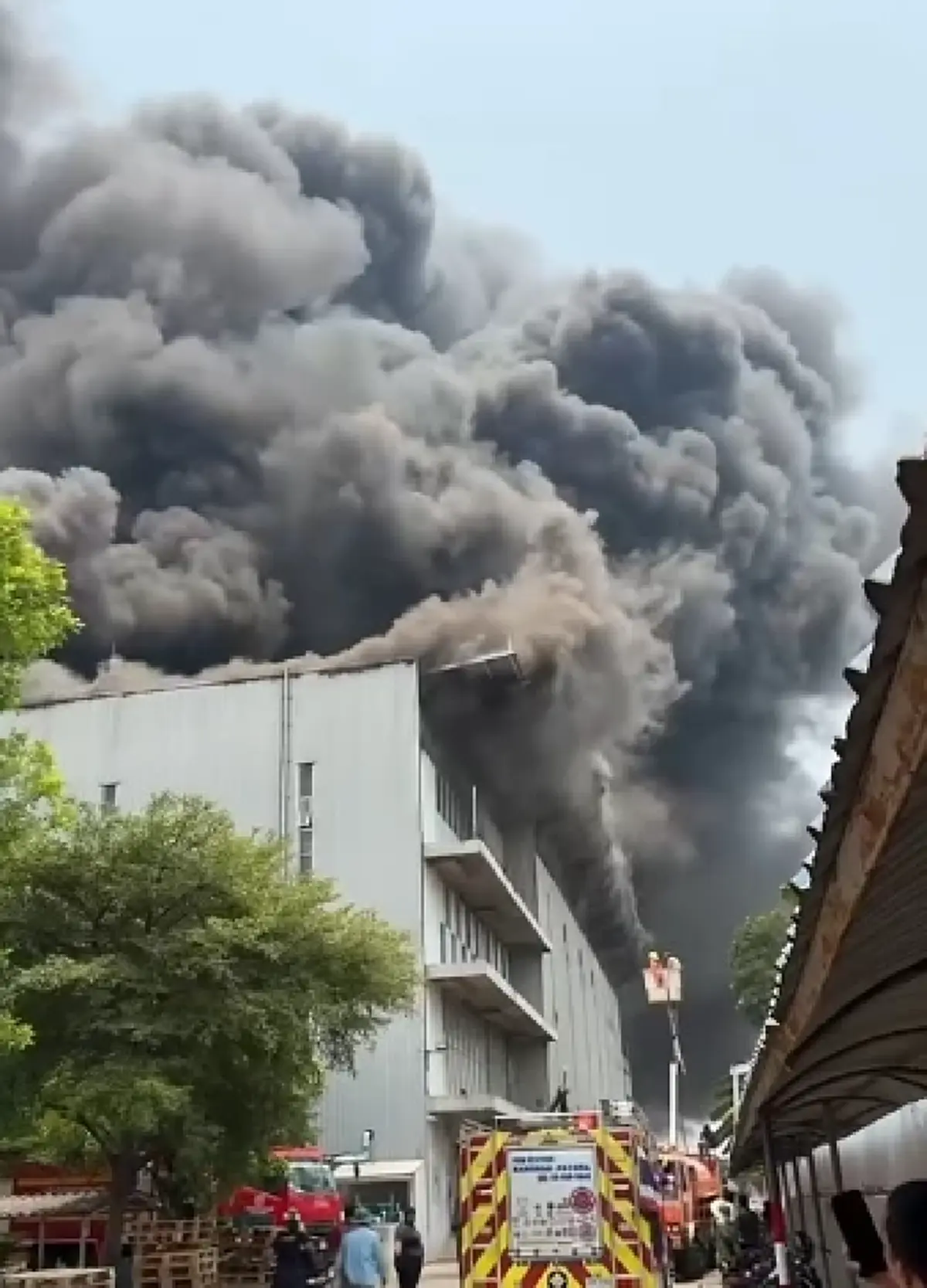 ด่วน! เพลิงไหม้โกดังโรงงานผลิตแว่นตา ย่านบางบัวทอง จนท.ระดมรถดับเพลิง