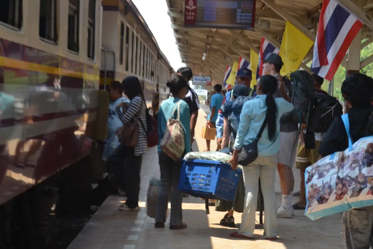 รถไฟพิษณุโลกคนแน่น! แห่กลับกรุงหลังสงกรานต์ รถเต็มทุุกขบวน