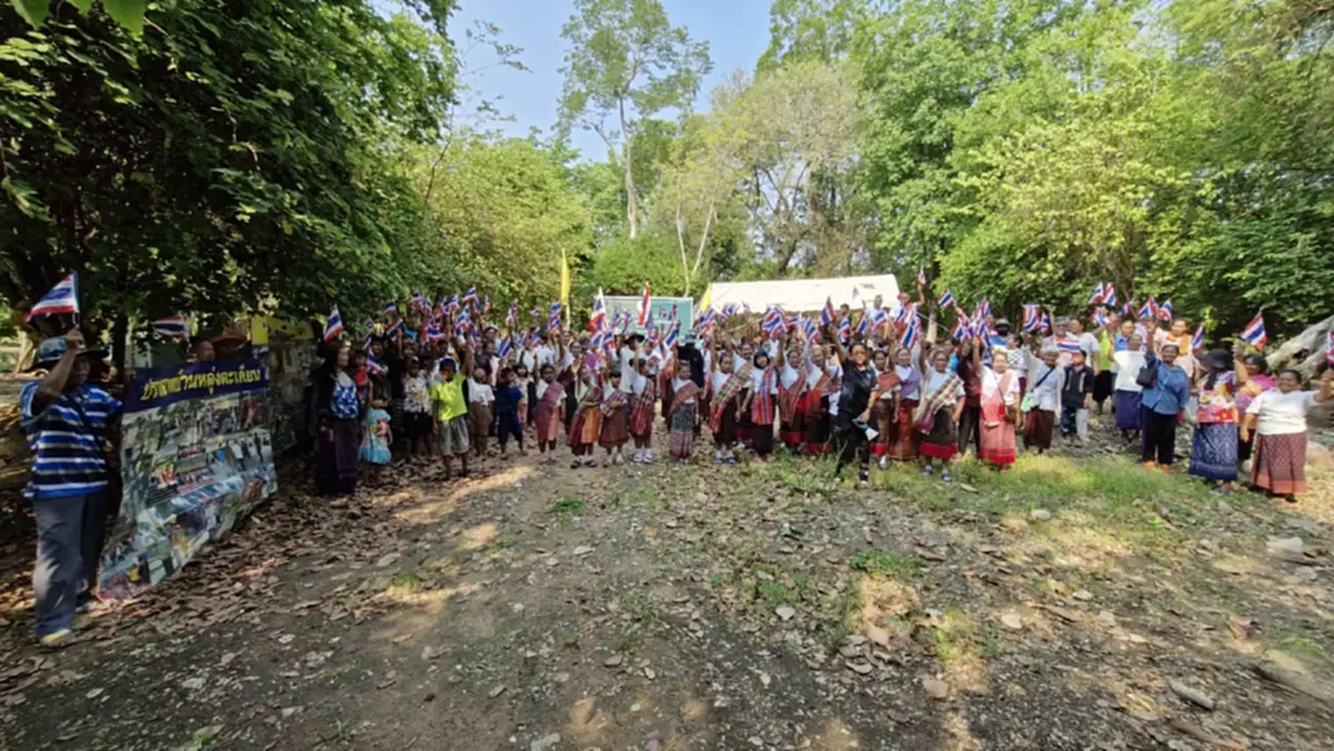 ชาวห้วยแถลงไม่ถอย! รวมตัวถือป้ายทวงคืน 'ปราสาทหินหลุ่งตะเคียน'