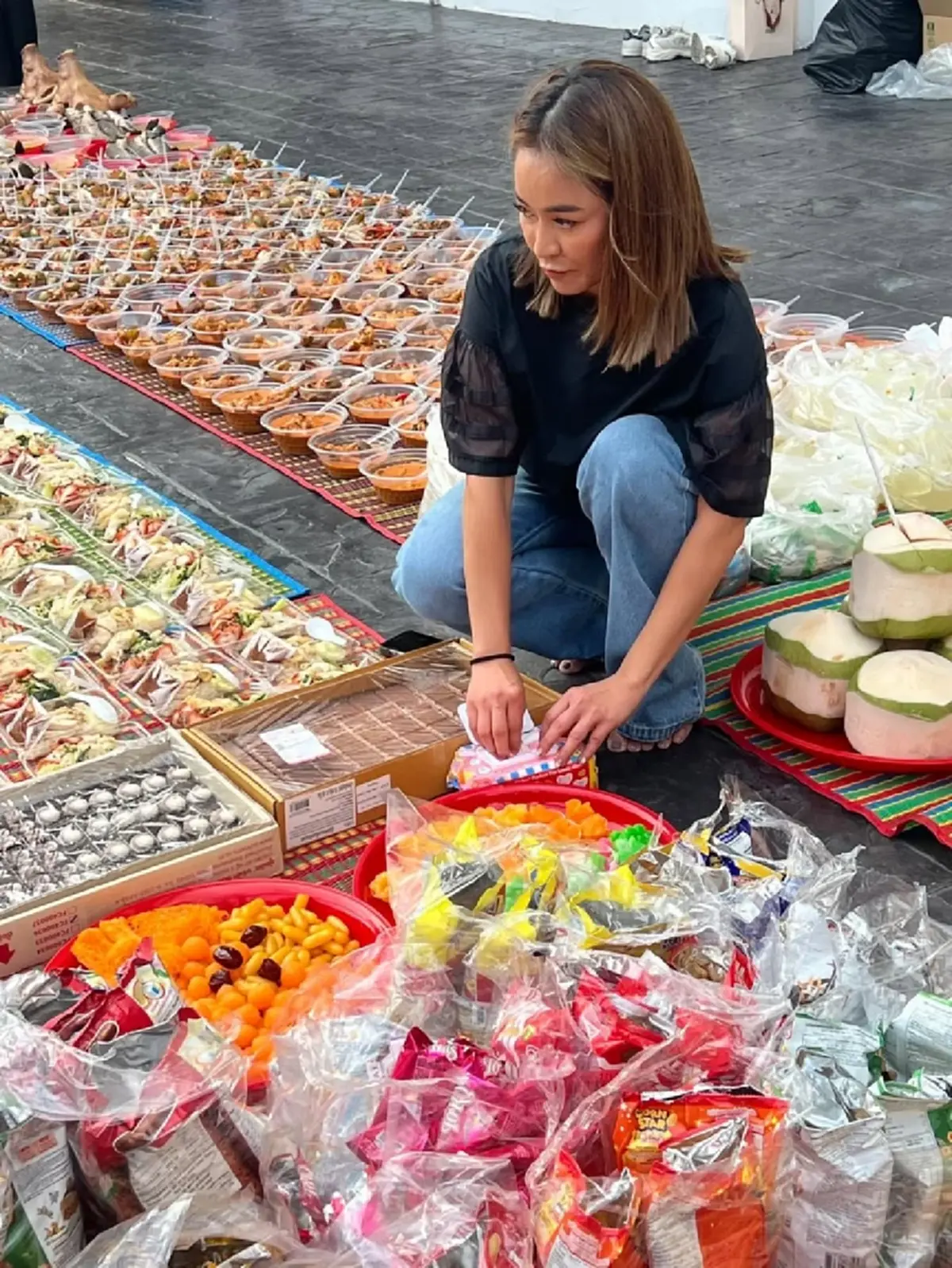 จูน กษมา ทำบุญ อุทิศส่วนบุญให้ศพไร้ญาติ เปิดเลขธูปให้เห็นชัดๆ