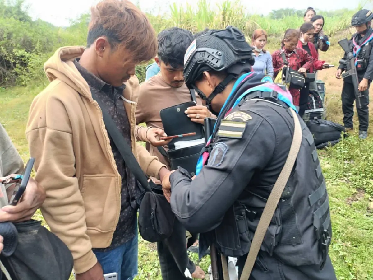สกัดคาชายแดน! ทหารพรานรวบ 16 แรงงานกัมพูชาลอบเข้าไทย!