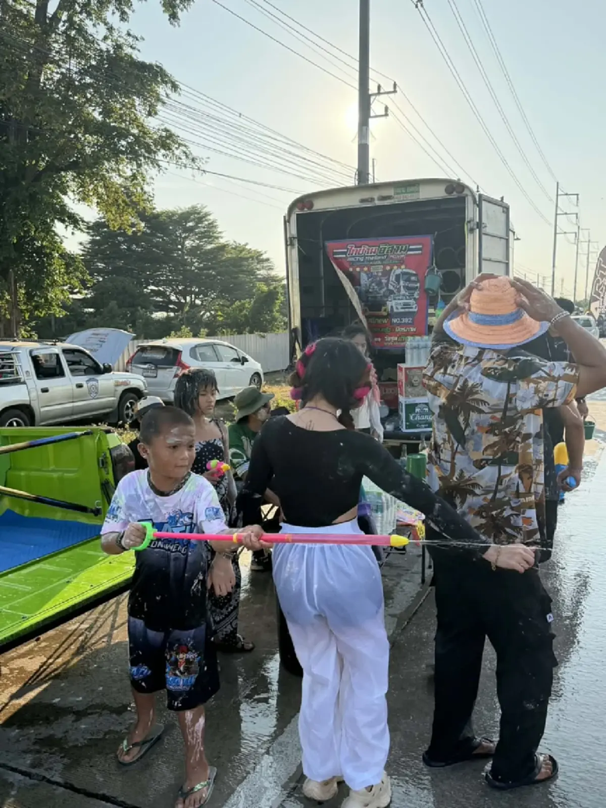 ไหลบ่อวินสุดคึกคัก! ประชาชนทะลักเล่นน้ำแน่นสองฝั่งถนน