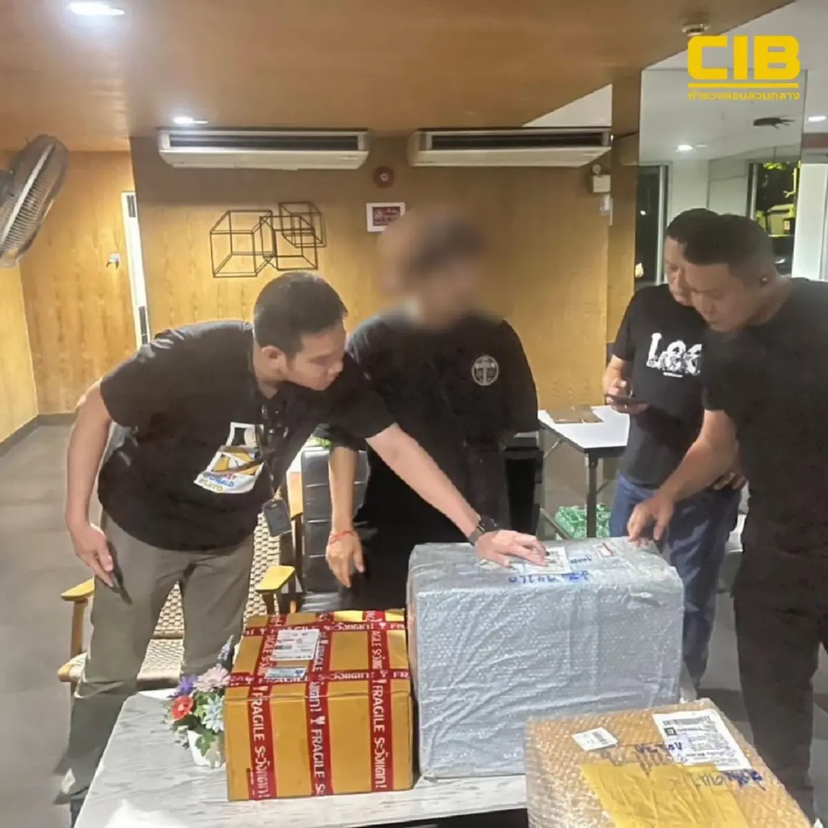 รวบหนุ่มซื้อขายบุหรี่หนีภาษีผ่านไปรษณีย์ พบทั้งปืนและเงินสด