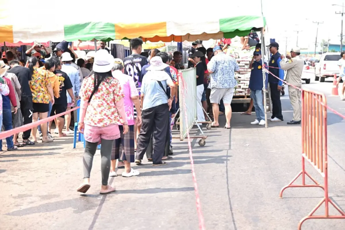 ไหลกรอกสมบูรณ์ใจป้ำ แจกข้าวสาร 12.5 ตัน ช่วยชาวบ้านลดค่าครองชีพ