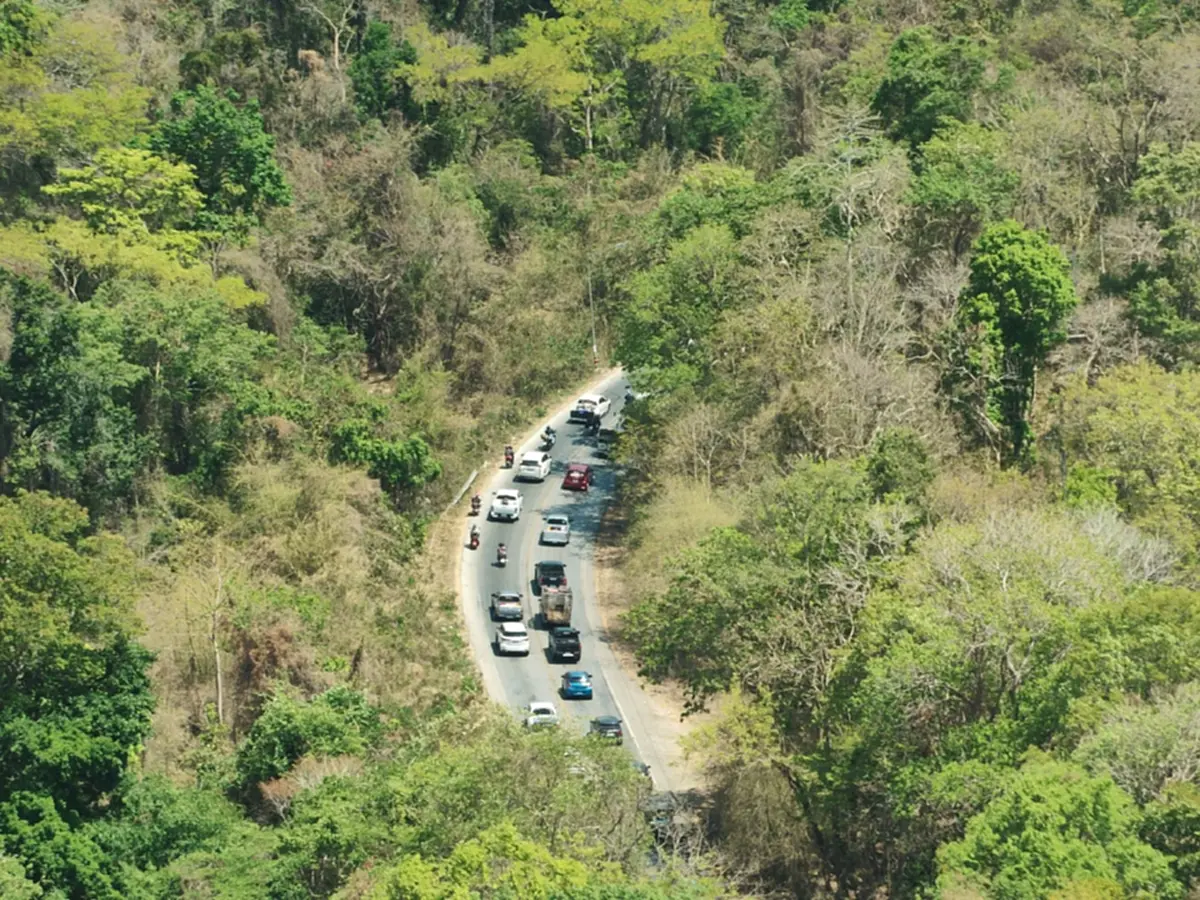 ภาพมุมสูง! รถเริ่มแน่น กม.76-77 หน้า "ตลาดโคกอีโด่ย" ตร.เร่งระบาย