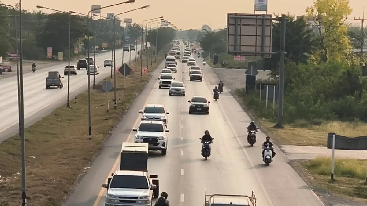 แน่นทุกเส้น! ถนนมิตรภาพรถทะลักช่วงสงกรานต์ น้ำมันหมดกลางทาง