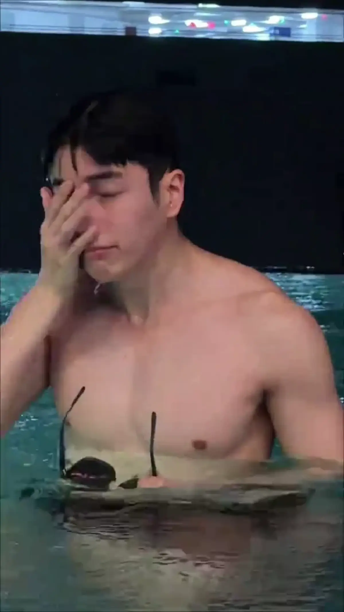 ฮอตเกินต้าน! “นนกุล” ถอดเสื้อเล่นน้ำสงกรานต์ แฟนๆ แห่แซวถึง “แอฟ”