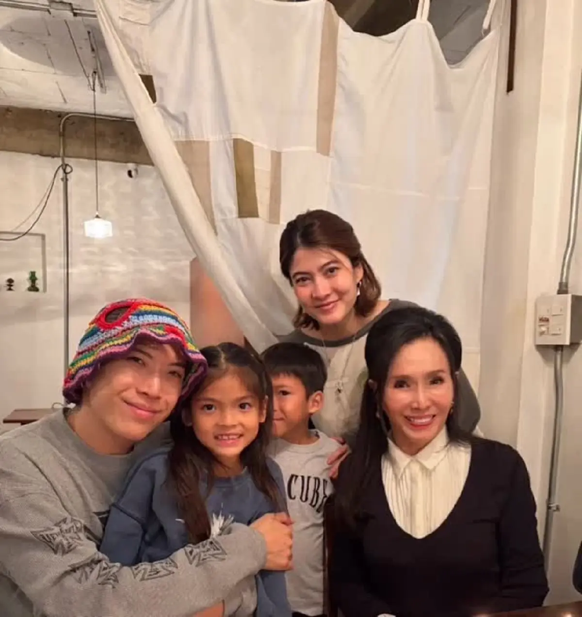 สวยสะกดกาลเวลา! อาภัสรา หงสกุล โผล่เฟรมครอบครัว ออร่าพุ่งขโมยซีน