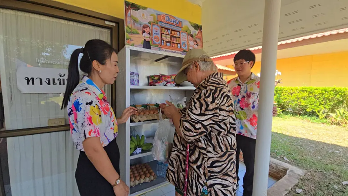 สกร.โคราชเปิด "ตู้ปันสุข" 25 ตำบล ช่วยชาวบ้านสู้ภัยน้ำมันแพง