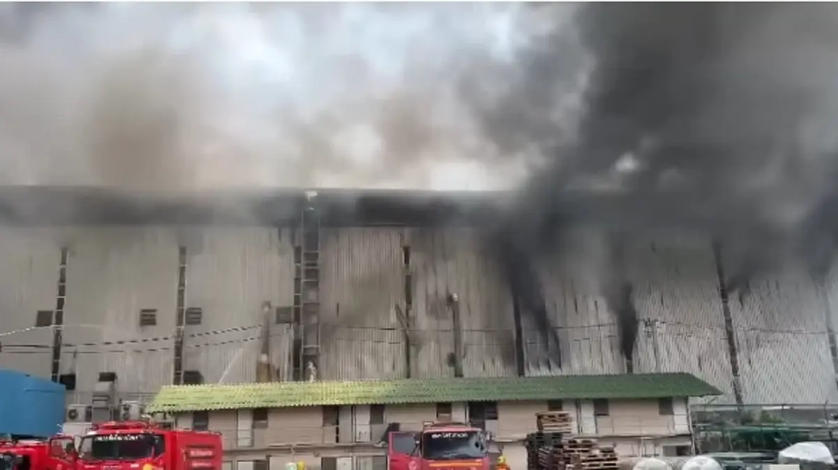 ด่วน! เพลิงไหม้โกดังโรงงานผลิตแว่นตา ย่านบางบัวทอง จนท.ระดมรถดับเพลิง