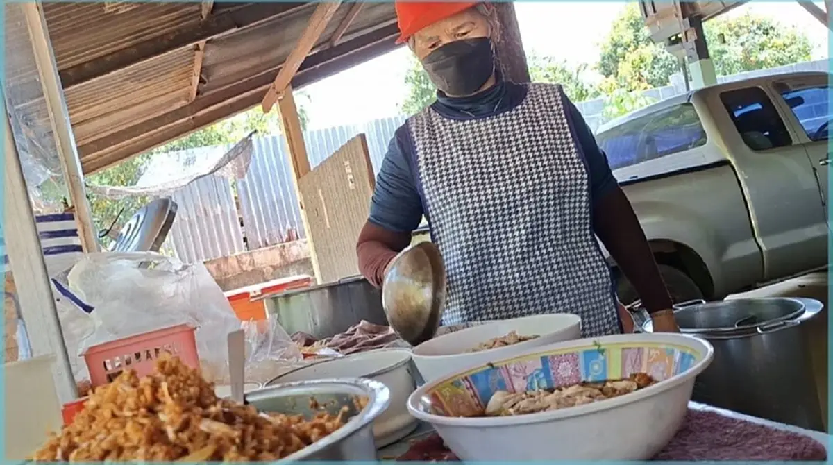 "ก๋วยเตี๋ยวยายมร" ขายชามละ 30 บาท สวนเศรษฐกิจ ยืนหยัด 42 ปี