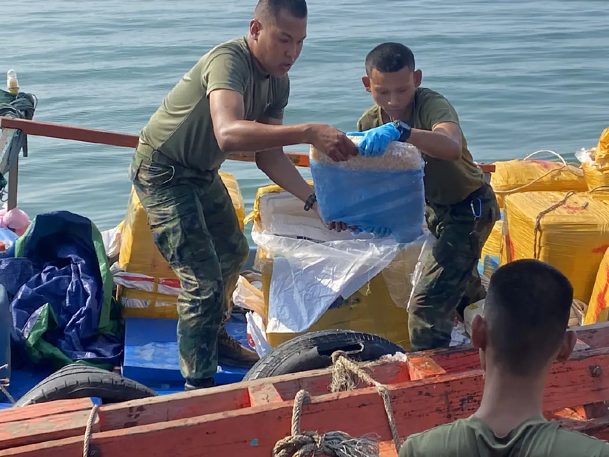 ศรชล.ตราด จับเรือกัมพูชาลอบขนเนื้อปูแช่แข็ง 60 กล่องเข้าไทย