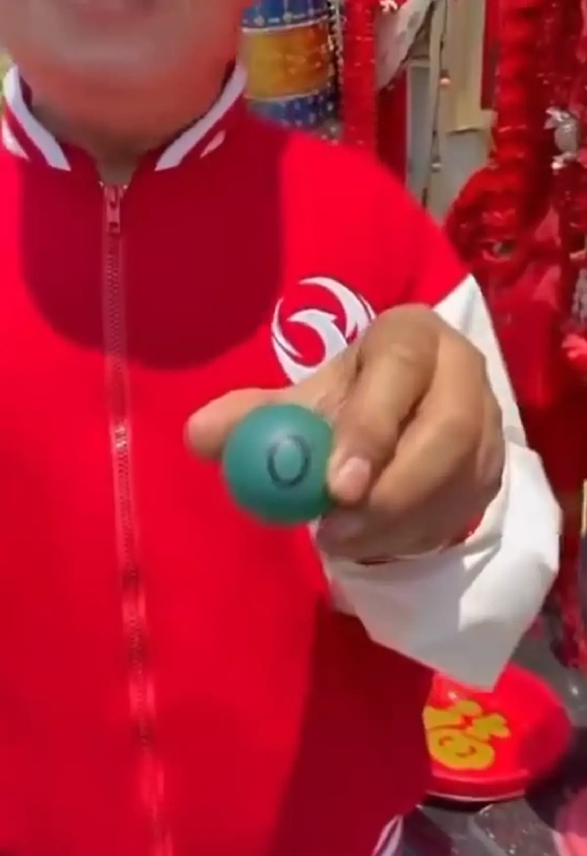 "มนต์สิทธิ์ คำสร้อย" ทำบุญวัดแก้วฟ้าจุฬามณี ล้วงไหจับลูกปิงปอง