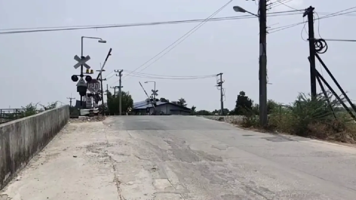 หวิดดับเสี้ยววินาที! จยย. ฝ่าไม้กั้นรถไฟพานทอง กระบะบีบแตรช่วย