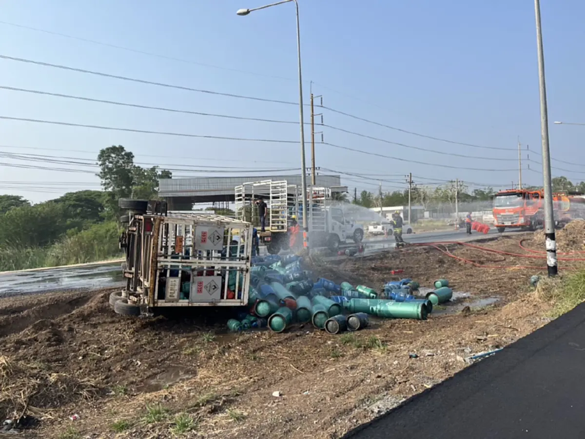 ระทึก! 6 ล้อขนแก๊สคว่ำเลี่ยงเมืองโคราช รั่วไหลเกลื่อนถนน