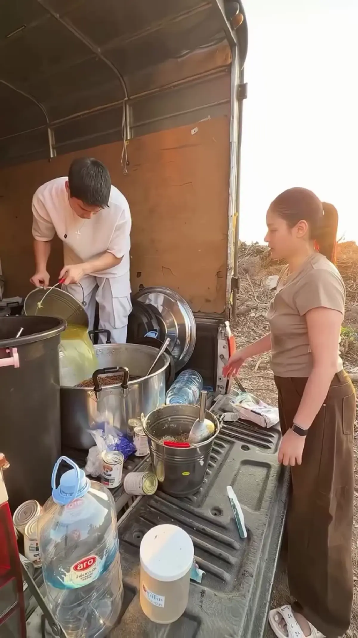 ปุ๊กลุก-ไมค์ ควงคู่ลุยคลองหลวง เลี้ยงอาหารหมาจรนับร้อย