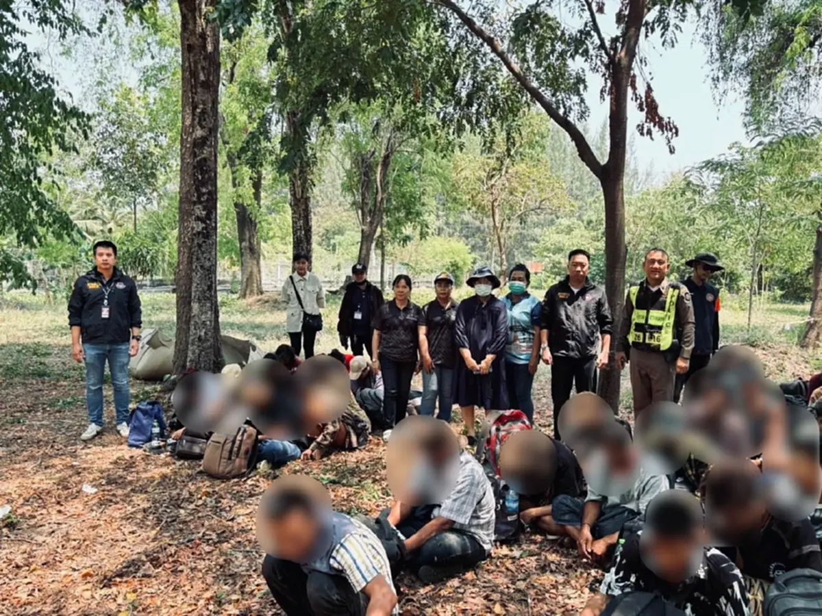 บุกทลายบ้านพักแรงงานเถื่อนกาญจนบุรี! อัดแน่นกว่า 40 คน