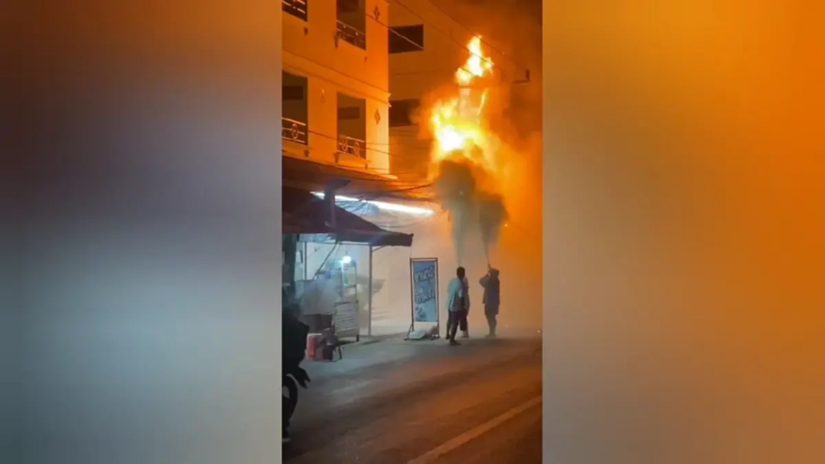 ไฟไหม้สายสื่อสารอยุธยาวอด ชาวบ้านผวาสายห้อยระโยงระยางหน้าบ้าน