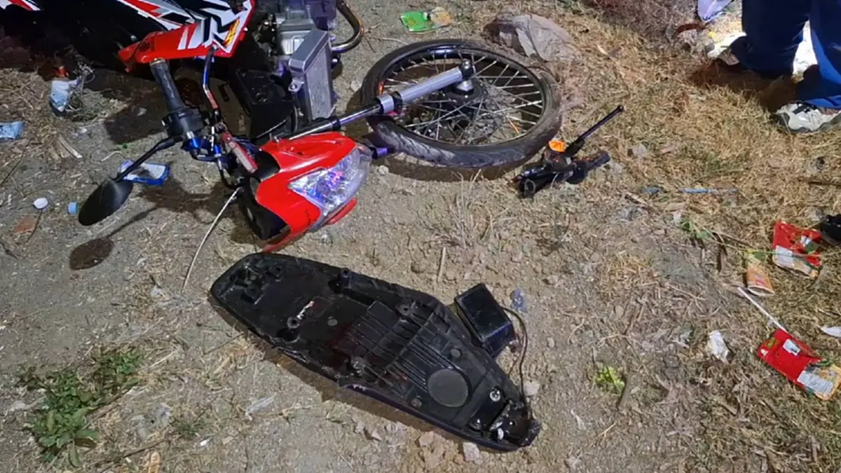 สลดรับ 7 วันอันตราย! จยย.แหกโค้งชนเสาไฟ ดับ 2 ศพ ที่สมุทรปราการ