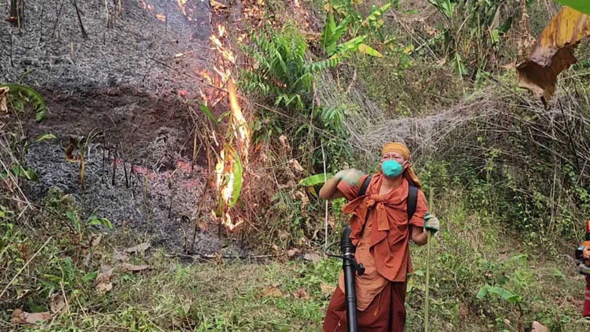 'พระครูอ๊อด' นำทีมลุยดับไฟป่า โพสต์เศร้าเจ็บปวดรักษาป่าไม่ได้