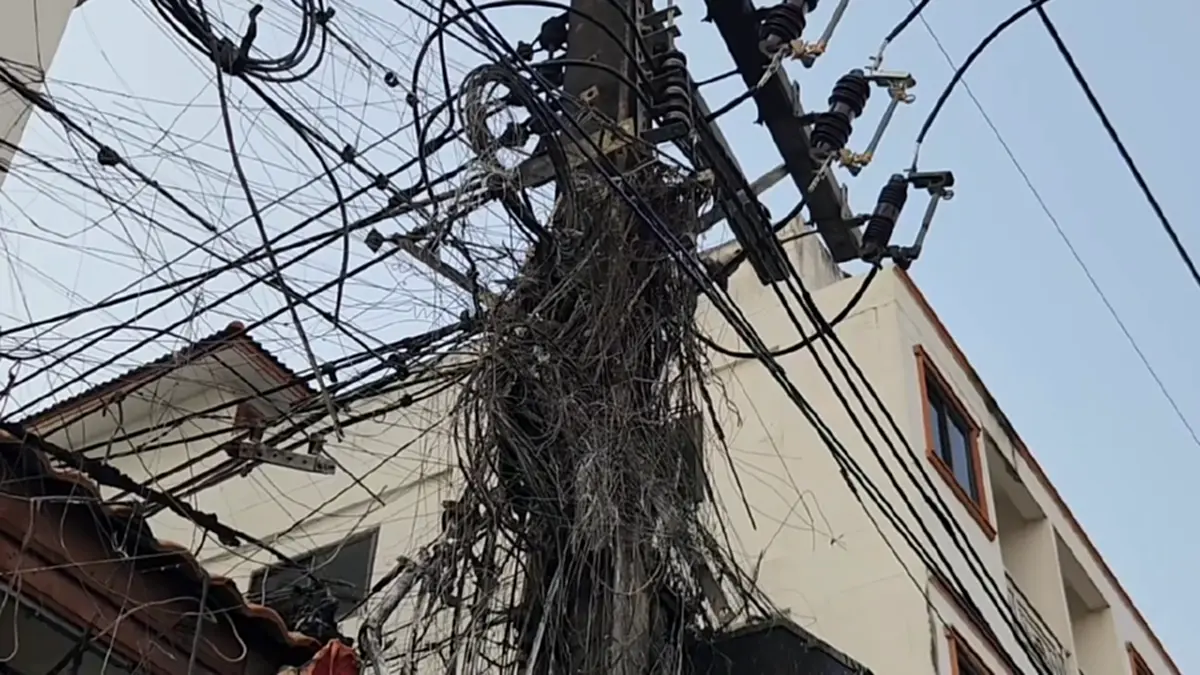 ไฟไหม้สายสื่อสารอยุธยาวอด ชาวบ้านผวาสายห้อยระโยงระยางหน้าบ้าน