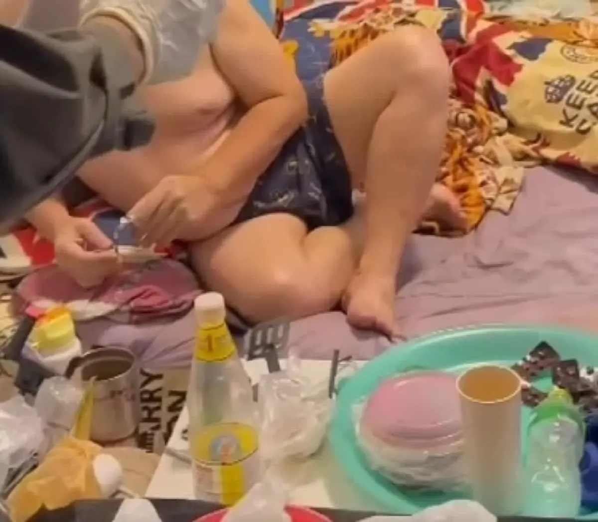 ลูกนั่งเฝ้าศพแม่นาน 3 วัน รู้เรื่องราวทำสะเทือนใจทั้งหมู่บ้าน