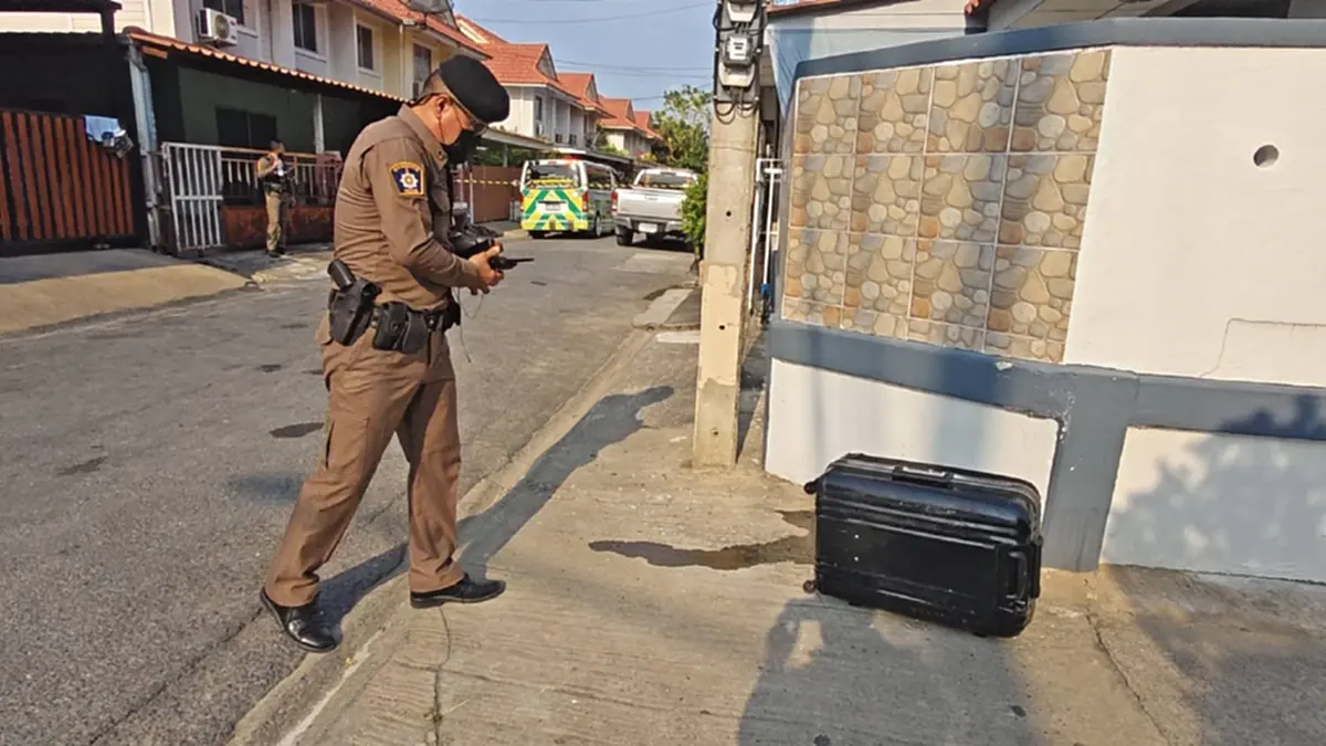 รู้แล้วสิ่งที่อยู่ในกระเป๋า ถึงว่ามีกลิ่นเหม็น - หนอนยั้วเยี้ย