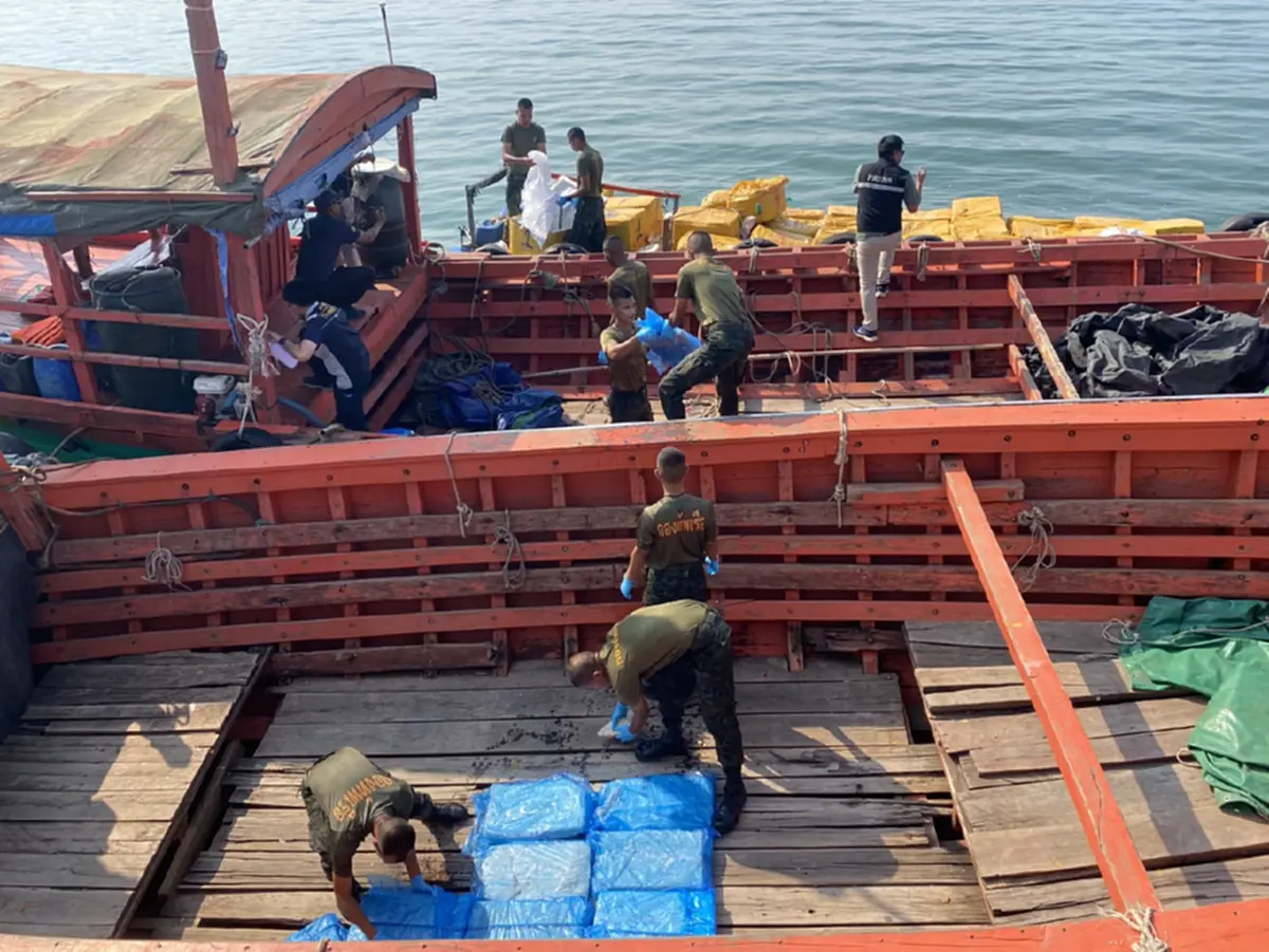 ศรชล.ตราด จับเรือกัมพูชาลอบขนเนื้อปูแช่แข็ง 60 กล่องเข้าไทย