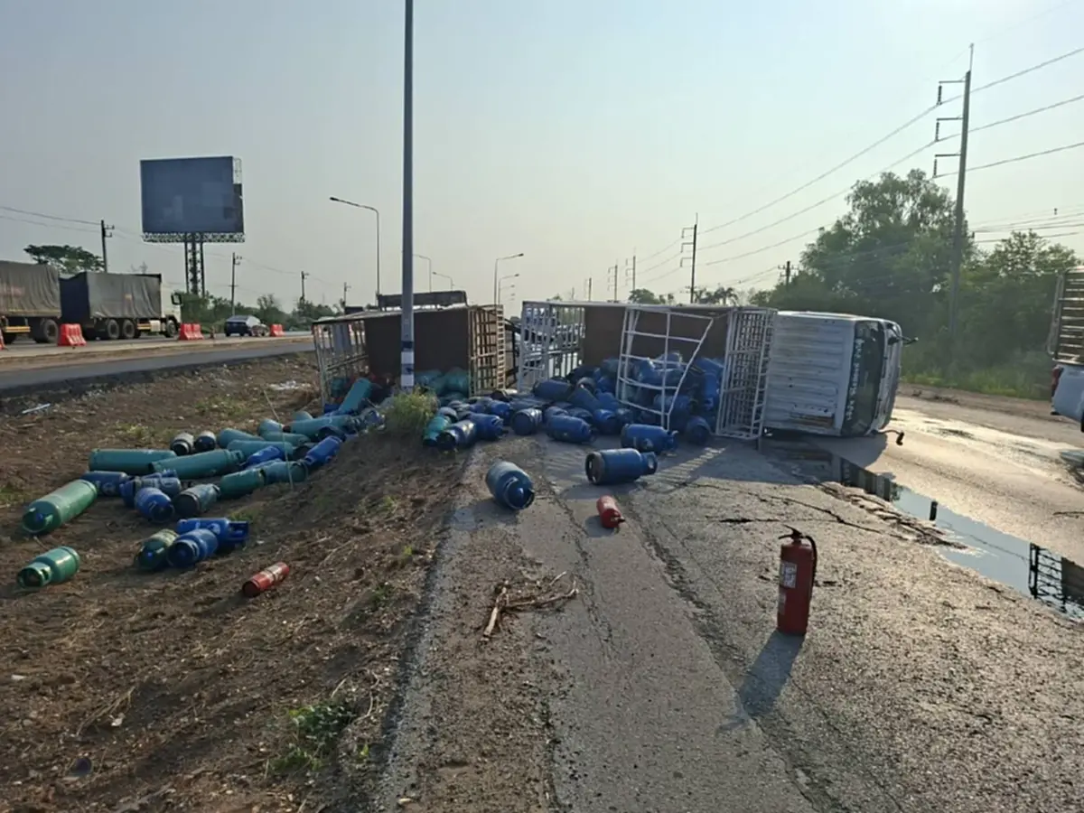 ระทึก! 6 ล้อขนแก๊สคว่ำเลี่ยงเมืองโคราช รั่วไหลเกลื่อนถนน