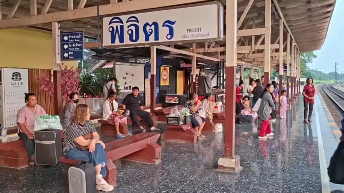 น้ำมันแพง! ชาวพิจิตรแห่ขึ้นรถไฟพุ่งเท่าตัว ตั๋วสงกรานต์เต็ม