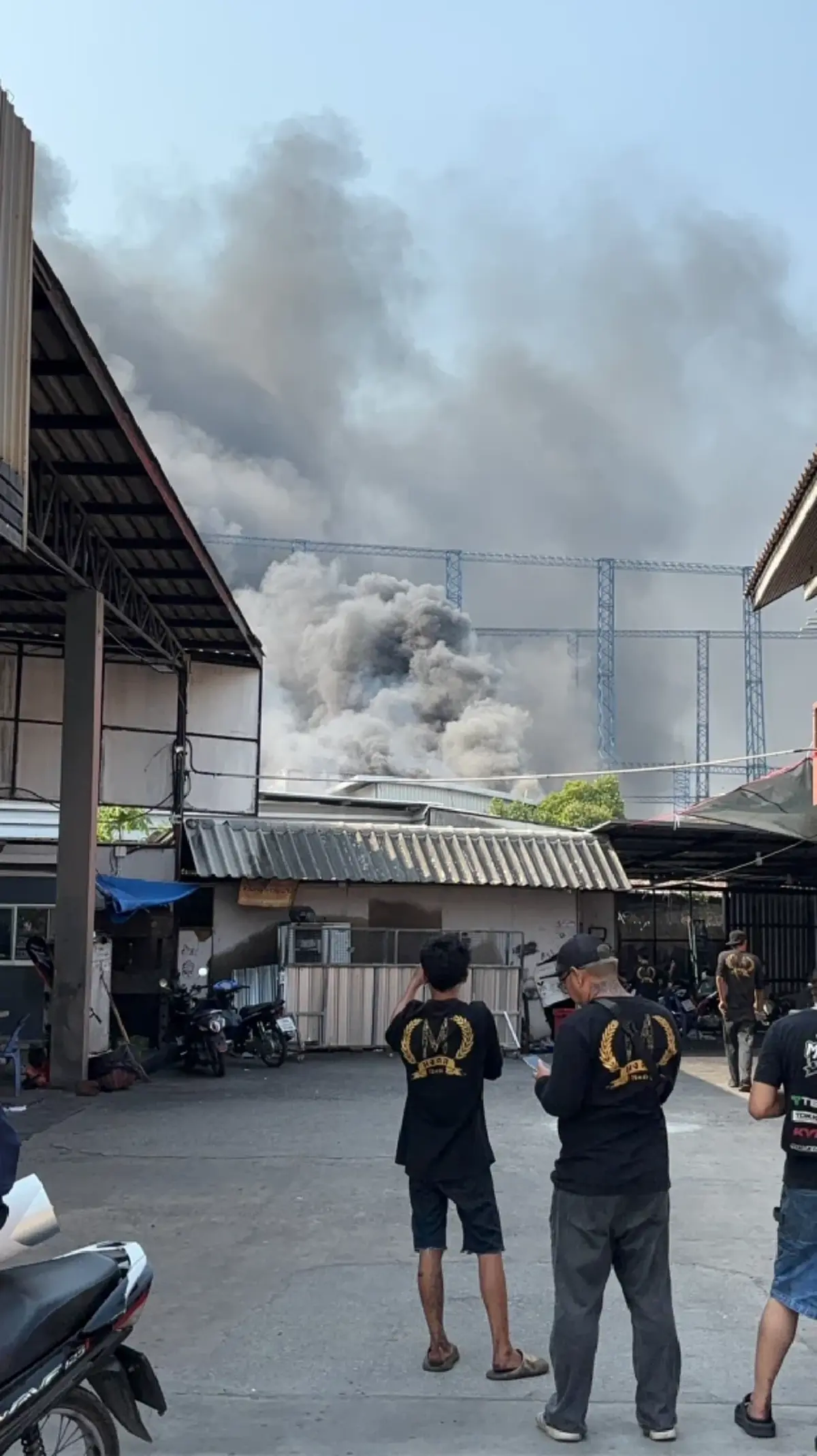 ด่วน! เพลิงไหม้โกดัง 2 ชั้น รามอินทรา 107  เจ้าหน้าที่เร่งคุมเพลิง