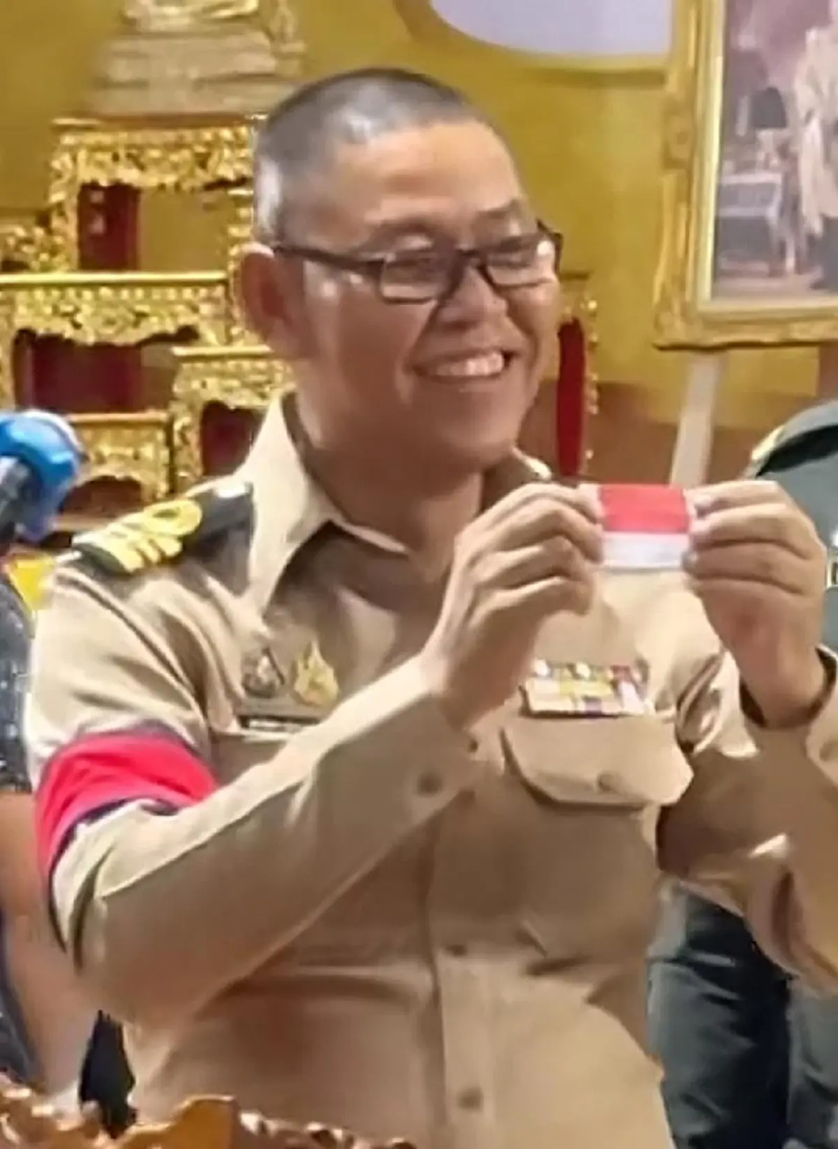 หนุ่มอมพระนเรศวร ไปจับใบดำ-ใบแดง ผลลัพธ์ออกมา ใครจะไปคิด