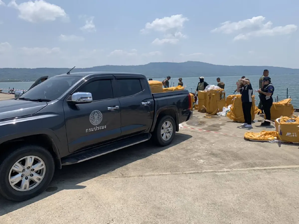 ทัพเรือสกัดเรือเถื่อน! ยึด "เนื้อปูแกะ–สัตว์น้ำ" กลางทะเลตราด